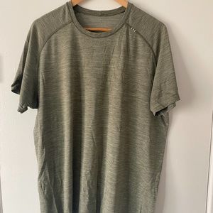 Mens Lululemon Metal Tech tee size XL in EUC